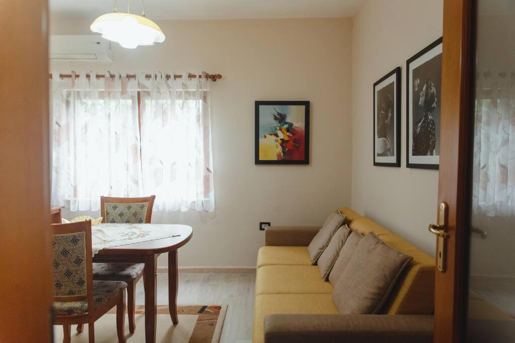 Rare Durres Apartment With Private Parking & Garden Buitenkant foto