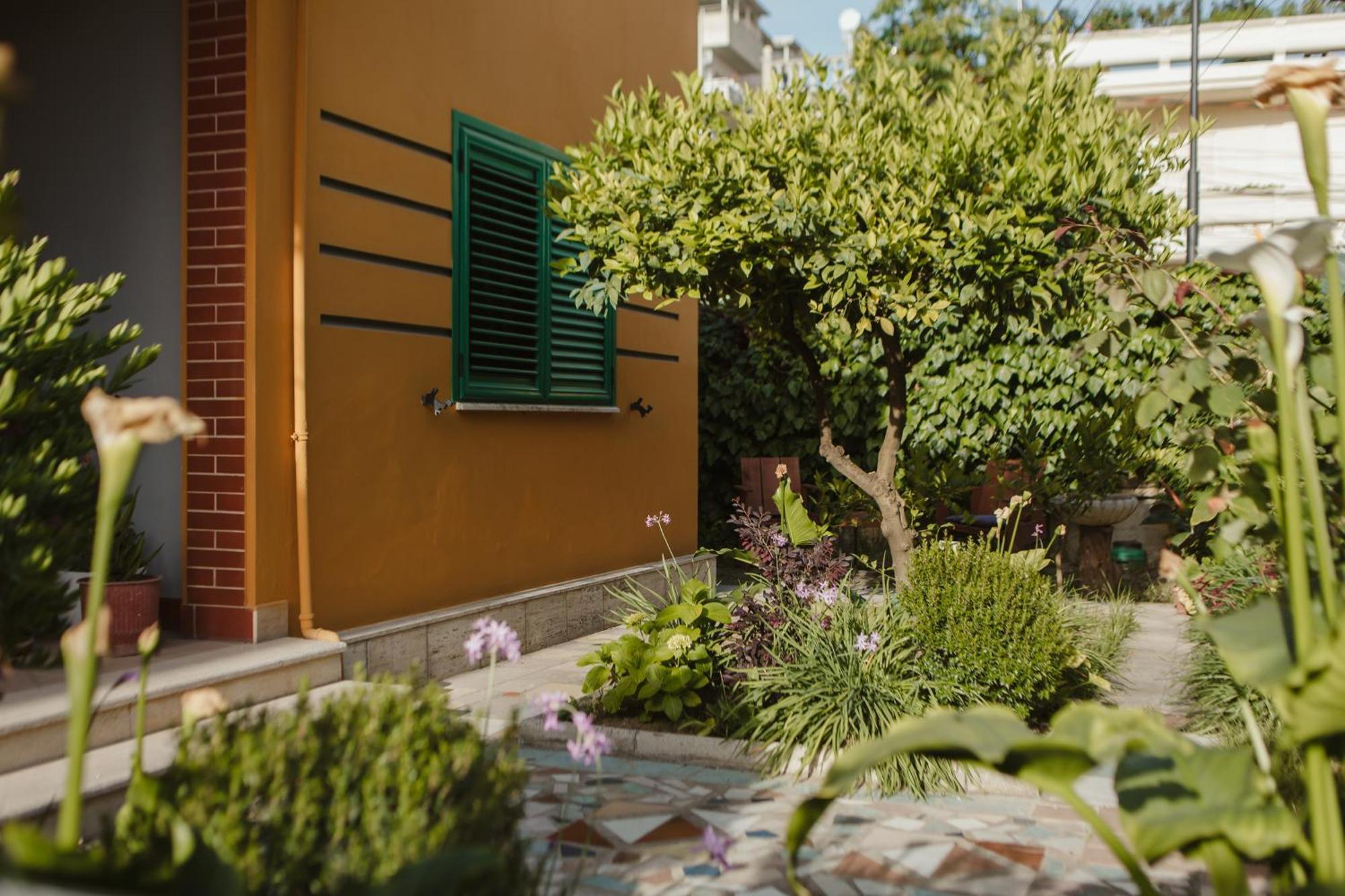 Rare Durres Apartment With Private Parking & Garden Buitenkant foto
